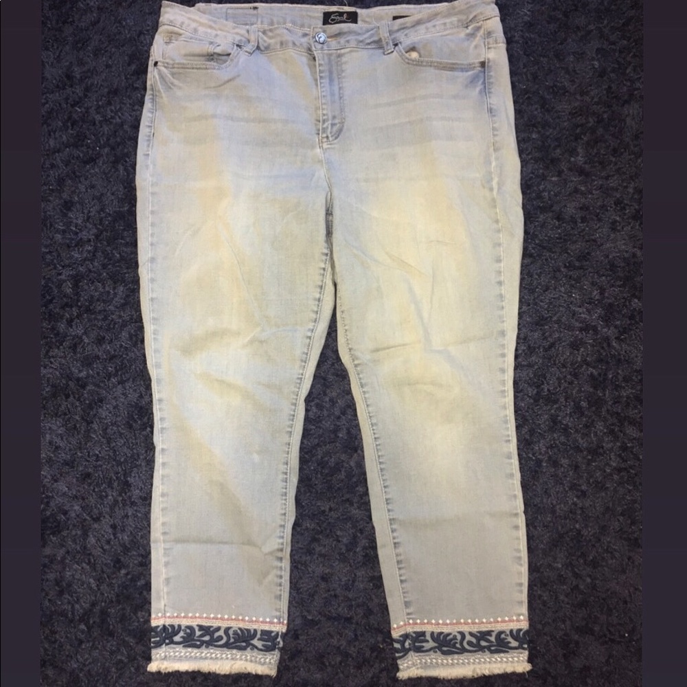 Cropped pants with a patterned ankle